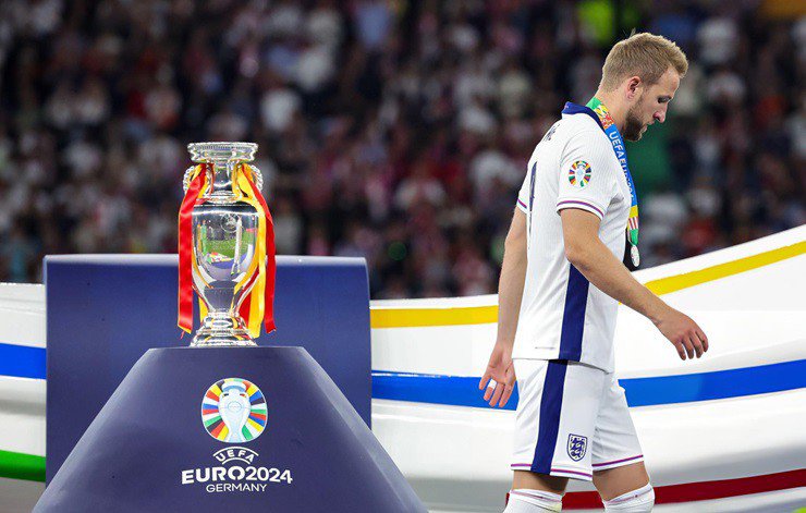 Trong khi đó, Anh trở thành đội đầu tiên trong lịch sử EURO thua 2 trận chung kết liên tiếp. Tam sư tiếp tục không có danh hiệu nào trong 58 năm. Với cá nhân Harry Kane, anh vẫn chưa thể có danh hiệu tập thể đầu tiên trong sự nghiệp.
