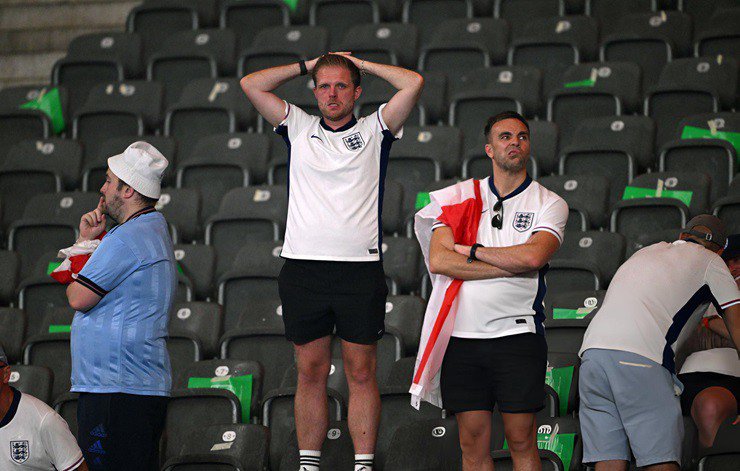 Trên khán đài sân Olympiastadion, các CĐV Anh buồn bã khi chứng kiến đội nhà tiếp tục lỡ hẹn với chiếc cúp EURO.