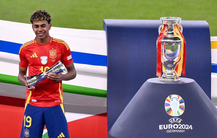 Lamine Yamal được UEFA được trao giải Cầu thủ trẻ xuất sắc nhất EURO 2024. Tiền đạo 17 tuổi ghi được 1 bàn thắng và có đến 4 pha kiến tạo. Ở tuổi 17, Yamal đã làm nên lịch sử khi trở thành cầu thủ trẻ nhất từng được nhận giải thưởng cá nhân cao quý này.