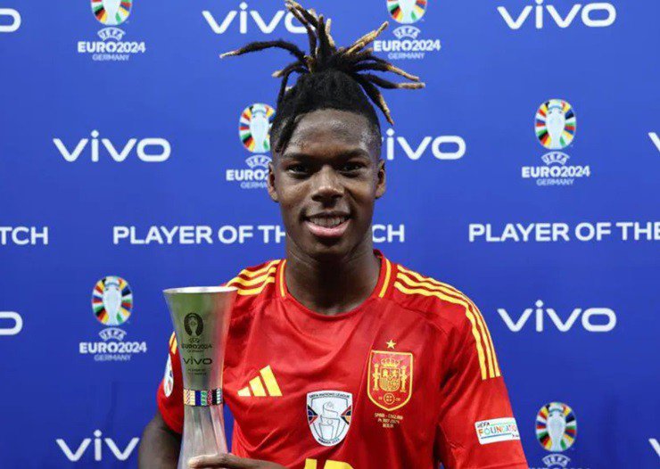 Còn Nico Williams được UEFA bầu chọn là Cầu thủ xuất sắc nhất trận chung kết EURO. Ban giám khảo kỹ thuật của UEFA đánh giá: Williams rất nguy hiểm khi tấn công, nhiều lần tham gia phòng ngự, hỗ trợ Cucurella, di chuyển vào hàng tiền vệ để phối hợp với Olmo. Ghi bàn thắng mở tỷ số và là một trong những cầu thủ nguy hiểm nhất trên sân.