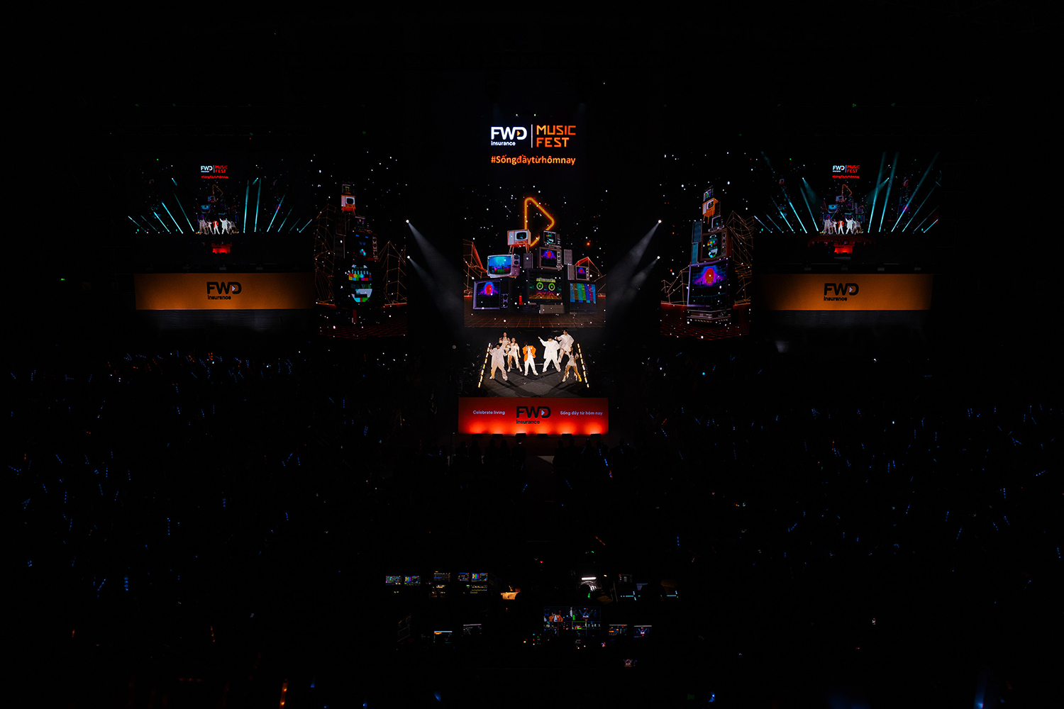 Vũ Cát Tường mang đến không gian âm nhạc đa cảm xúc.