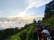 Lifestyle - Khách đổ về dãy núi ngay Hà Nội ngắm biển mây, bình minh "mát lạnh như Đà Lạt"