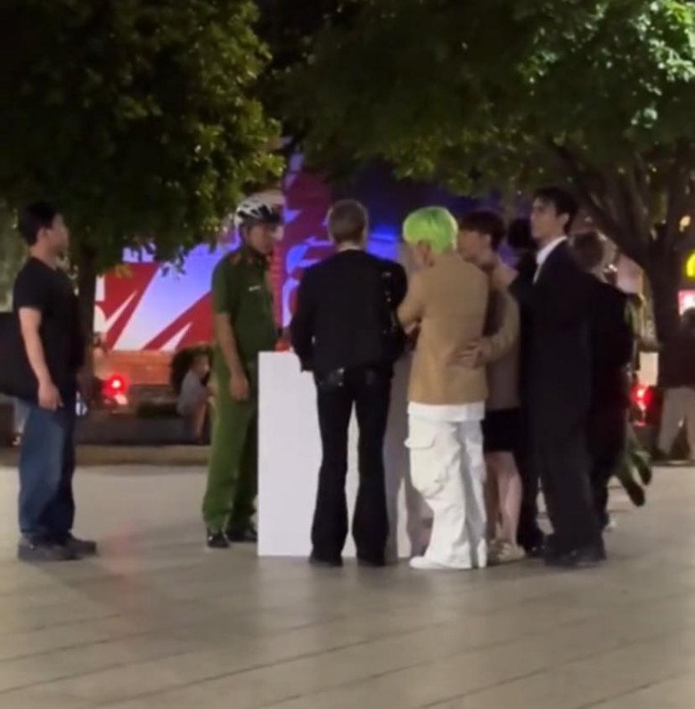 Công an đến làm việc với nhóm nghệ sĩ trẻ vì gây mất trật tự công cộng.