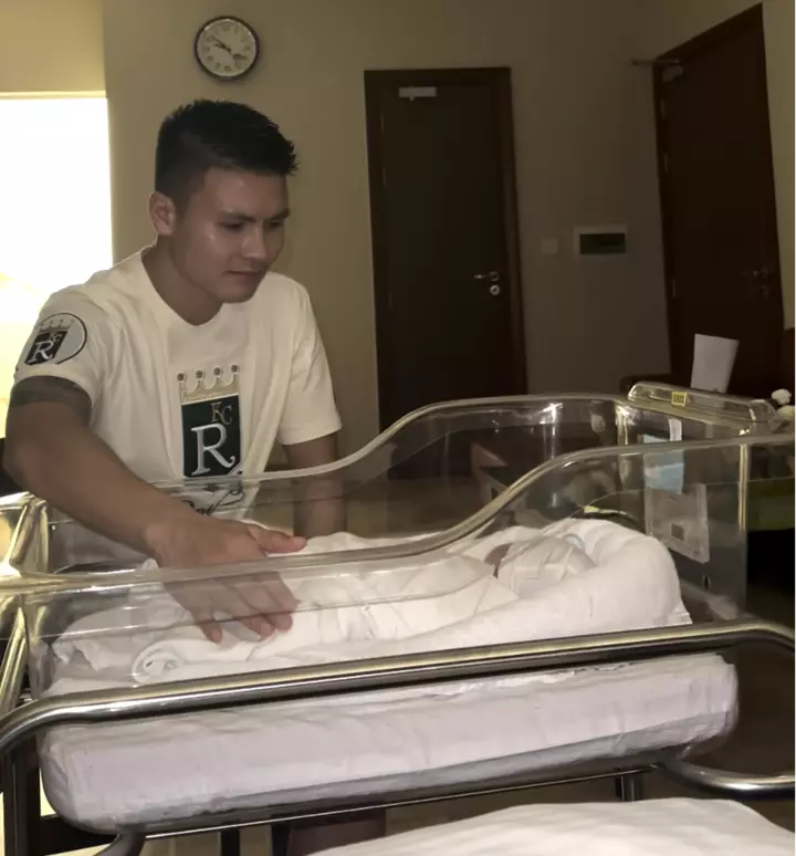 Quang Hải hạnh phúc bên con trai mới chào đời.