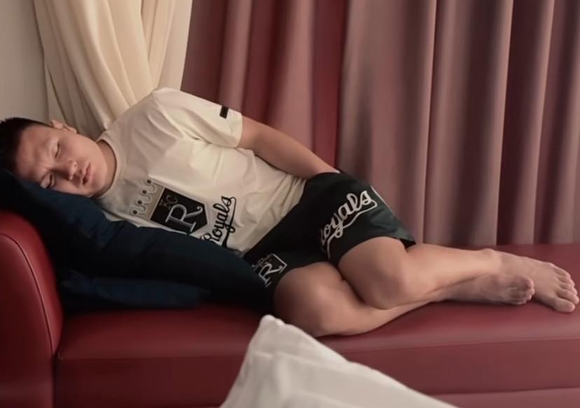 Ông bố cầu thủ tranh thủ chợp mắt sau 1 đêm chăm con.