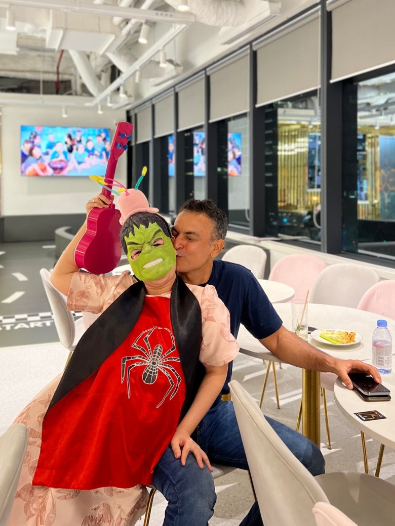 Võ Hạ Trâm khiến chồng và các khách mời cười bò khi hoá thân thành Hulk với áo Spider Man.