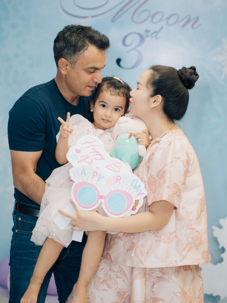 Bé Moon hạnh phúc giữa vòng tay yêu thương của ba mẹ.