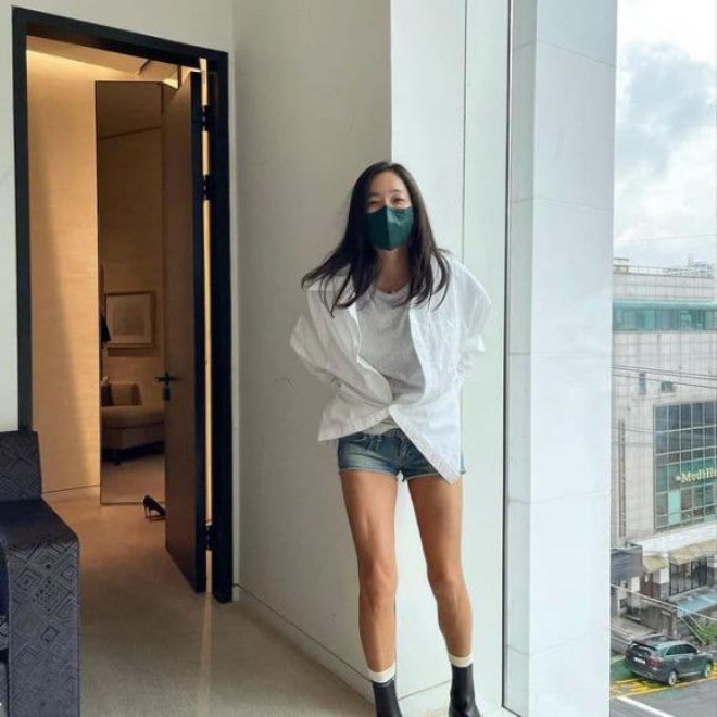 Cô mua bảo hiểm đôi chân có giá 23 tỷ đồng.