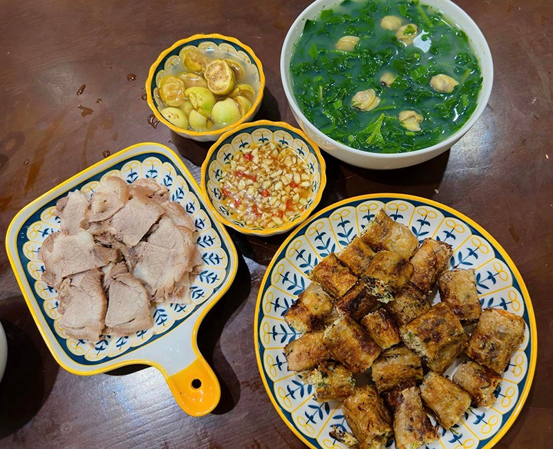 Thịt luộc - Nem rán - Canh mồng tơi nấu ngao - Cà muối.
