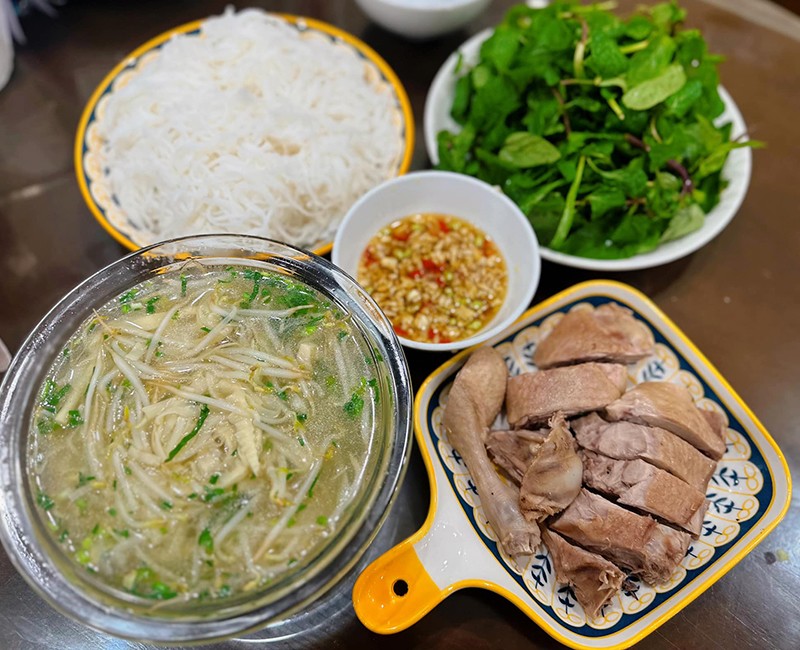 Vịt luộc - Canh măng giá đỗ ăn kèm bún.
