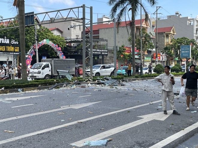 Sau vụ nổ, rất nhiều mảnh vỡ đã văng mạnh ra mặt đường, đồ đạc đổ vỡ, xáo trộn