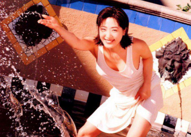 Đời chìm nổi của amp;#34;nữ thần lẳng lơamp;#34; đánh mất vòng 1 gợi cảm, đi bán mì với bạn trai - 1