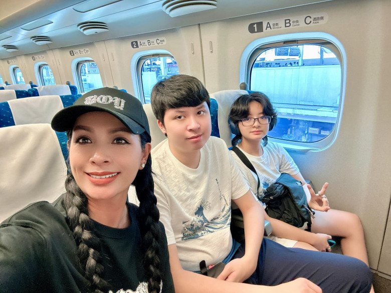 3 mẹ con Thúy Hằng thường đồng hành trong các chuyến du lịch. 