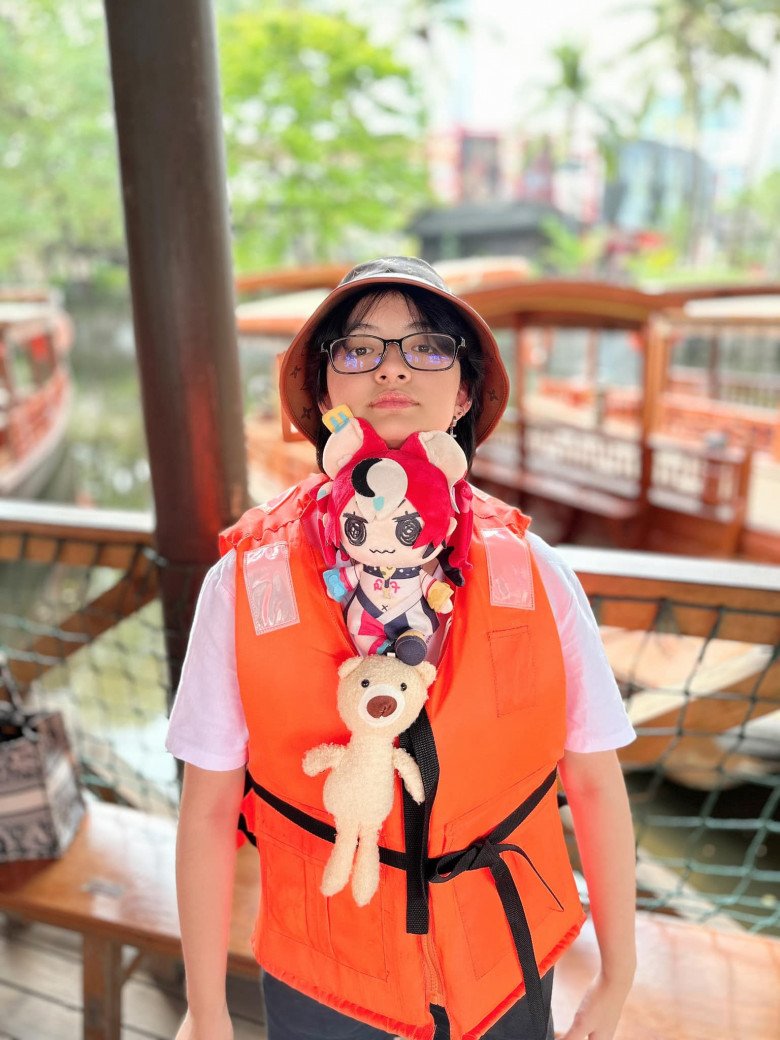 Con gái út của Thúy Hằng có hình ảnh cá tính.