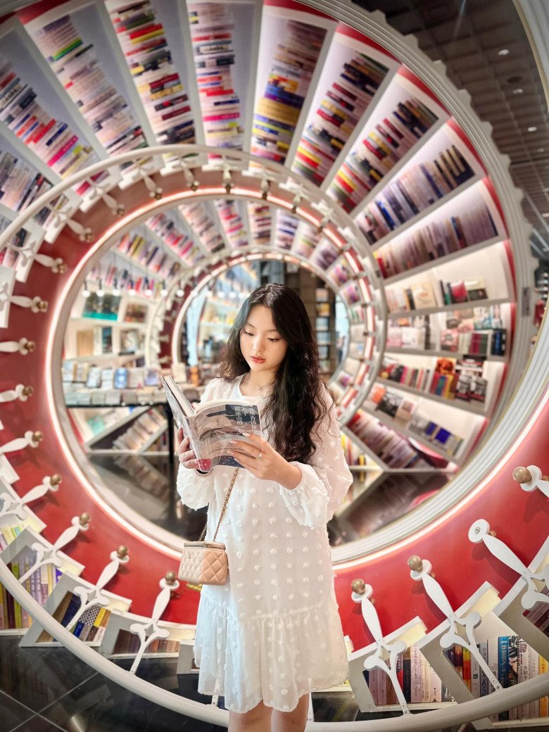 Suti có chiều cao 1m65, gu thời trang nữ tính, ngọt ngào. 