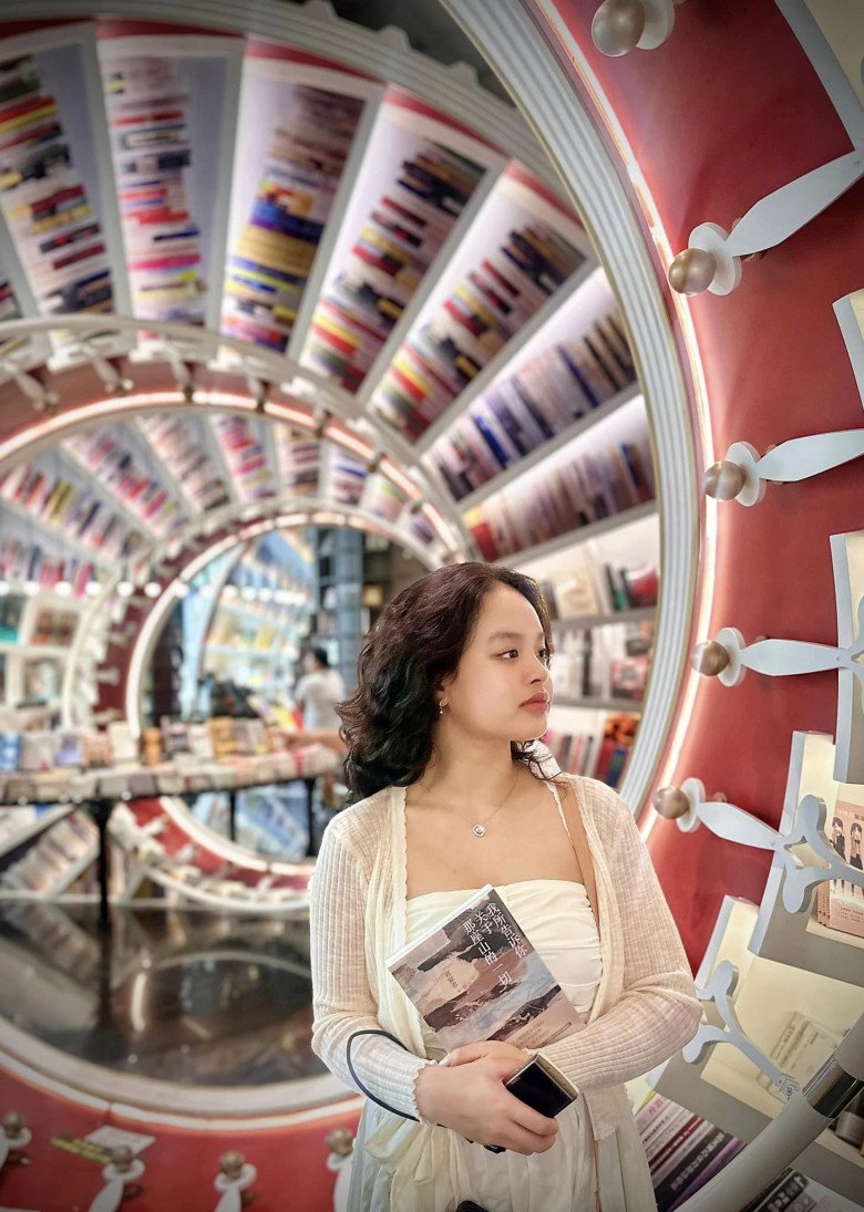 Suli có mái tóc xù cá tính.