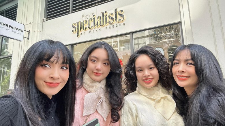 2 ái nữ nhà Thúy Hạnh chụp ảnh cùng bác Thúy Hằng.