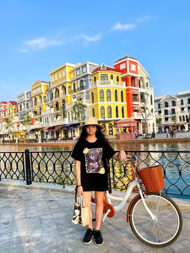 Ái nữ nhà Thúy Hằng có gu thời trang chất từ nhỏ. 