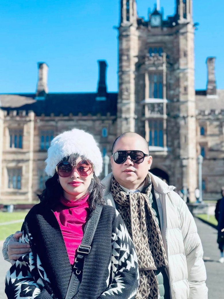 Suli chụp ảnh cùng bố Minh Khang tại ngôi trường tương lai ở Úc. 