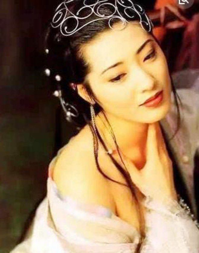 Đời chìm nổi của amp;#34;nữ thần lẳng lơamp;#34; đánh mất vòng 1 gợi cảm, đi bán mì với bạn trai - 3