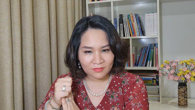 Tiến sĩ Tô Nhi A lắng nghe câu chuyện gay cấn.