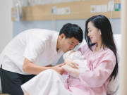 Giải trí - Vợ hot girl của Hà Đức Chinh sinh con đầu lòng, ngồi bế con thần thái vẫn "không phải dạng vừa"