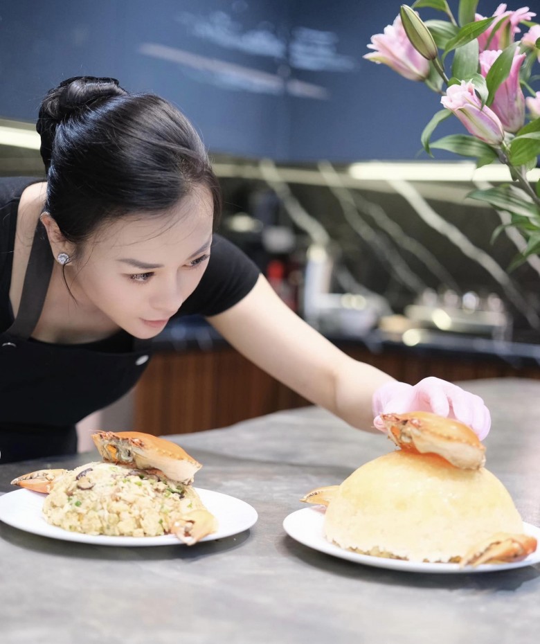 Phương Oanh mới sinh con 2 tháng nhưng đã xắn tay áo vào bếp.