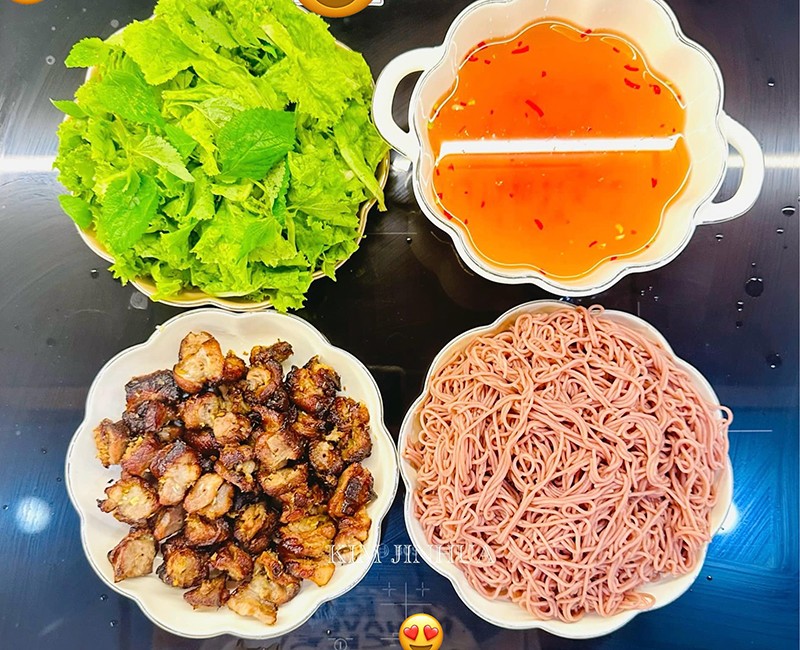 - Bún chả - Mỳ lứt luộc - Rau sống.




