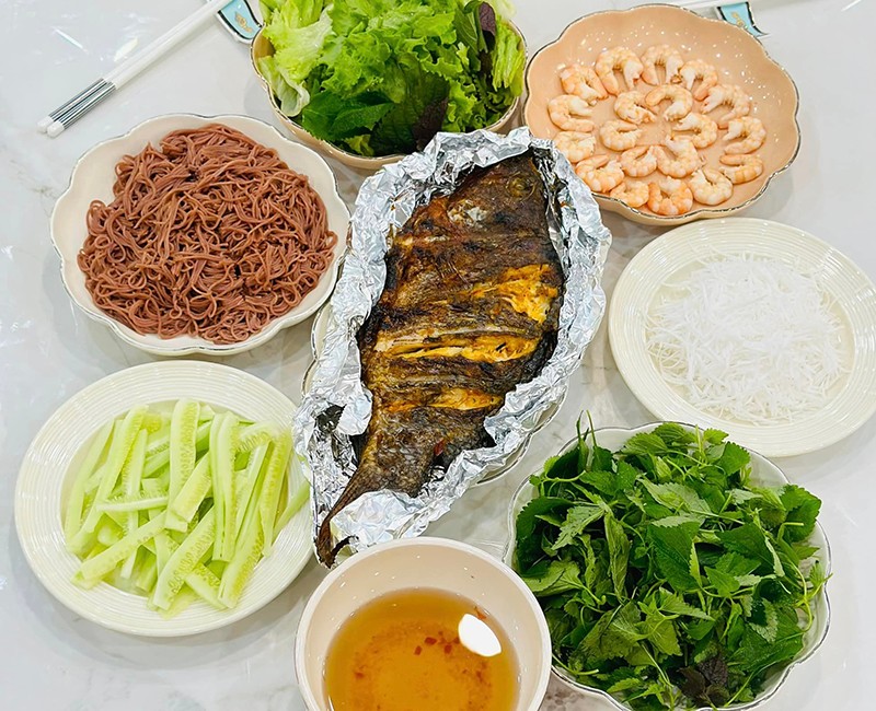 Bún cá cuốn.
