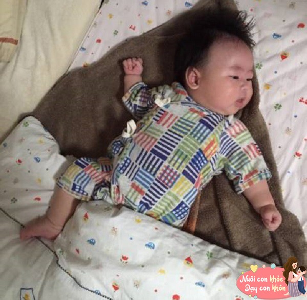 Chú ý giữ ấm đôi chân nhỏ của con.