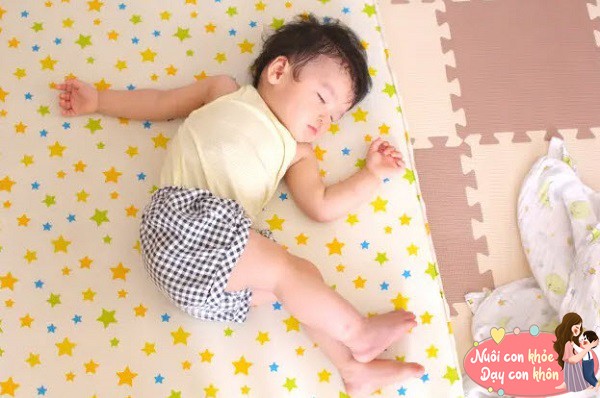 Mẹ chú ý che bụng trẻ khi ngủ.