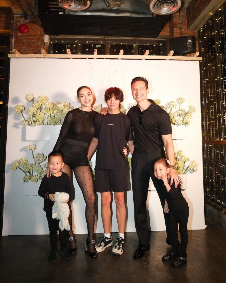 Nữ ca sĩ mãn nguyện vì chồng yêu thương con riêng của mình.