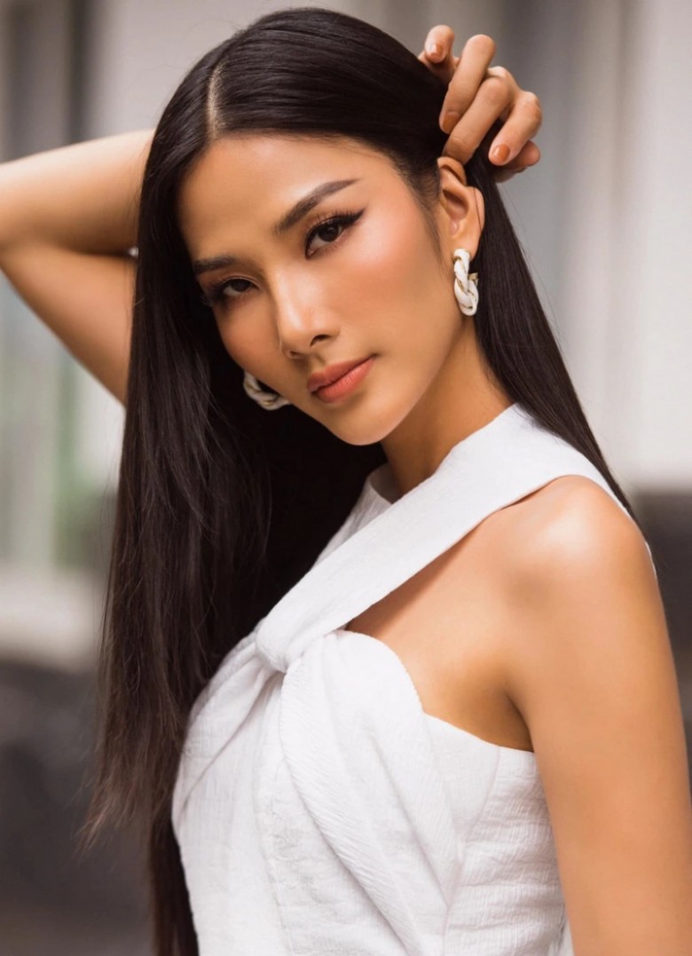 Hoàng Thùy là một trong những siêu mẫu trẻ được nhiều NTK lớn chọn lựa làm vedette bởi tính chuyên nghiệp cùng những sải bước chuẩn mẫu Quốc tế.