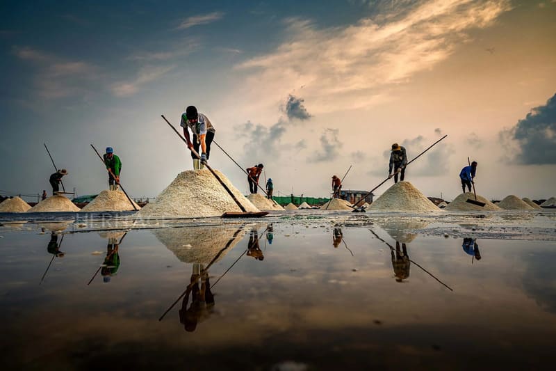 Làng muối Tuyết Diêm (xã Xuân Bình, huyện Sông Cầu, Phú Yên) vốn đã nổi danh lâu đời. Tên gọi Tuyết Diêm nghĩa là “muối trắng như tuyết”, thể hiện mong muốn của người dân đối với kết quả làm việc. Theo các bậc cao niên kể lại, đồng muối Tuyết Diêm hình thành từ năm 1870.
