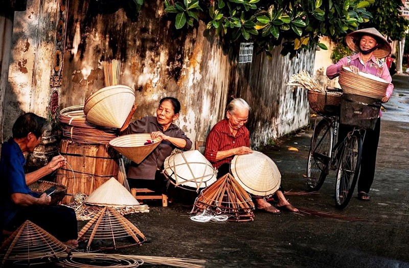 Làng nghề thủ công nón lá (xã Phú Hồ, huyện Phú Vang, Thừa Thiên Huế) là làng nghề truyền thống có từ hàng trăm năm trước. Những chiếc nón bài thơ cũng xuất hiện ở đây từ rất lâu, khoảng những năm cuối của thập kỷ 50 của thế kỷ XX. 
