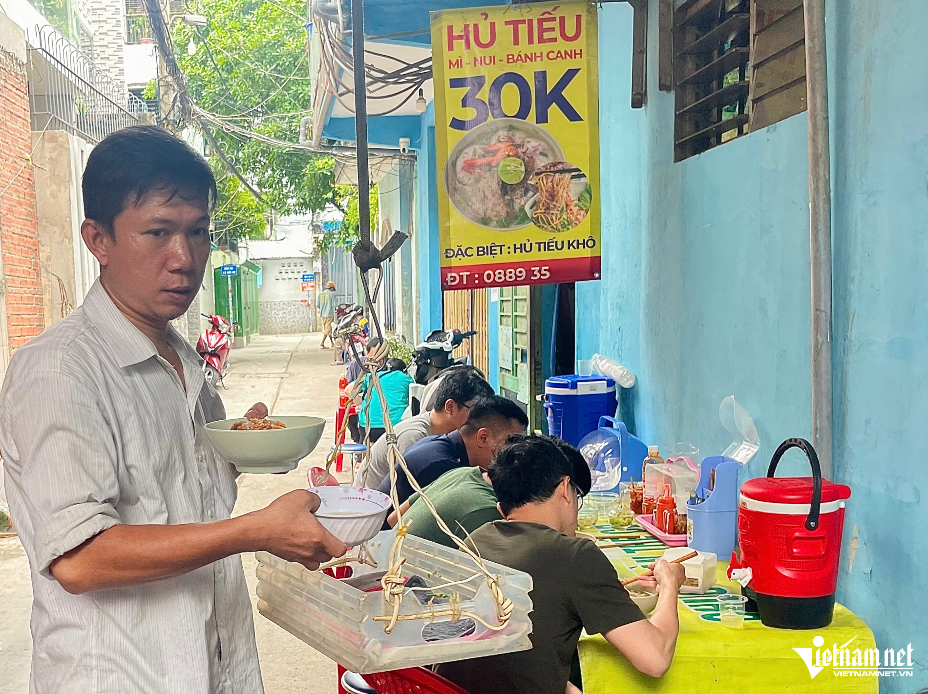 Hủ tiếu thả dây độc lạ ở hẻm 76A đường Trần Hữu Trang 