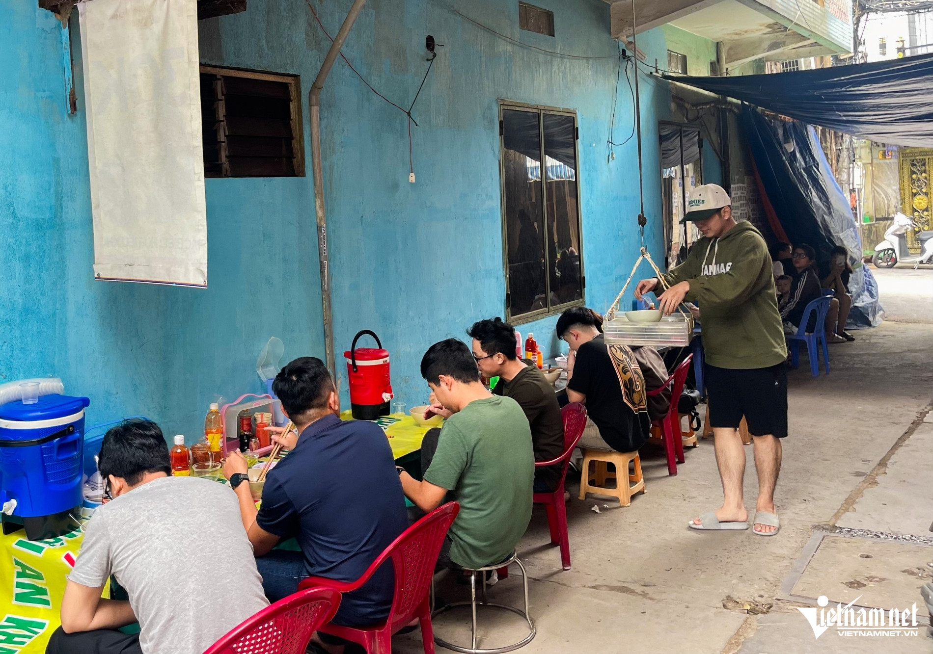 Hủ tiếu thả dây thu hút nhiều thực khách 