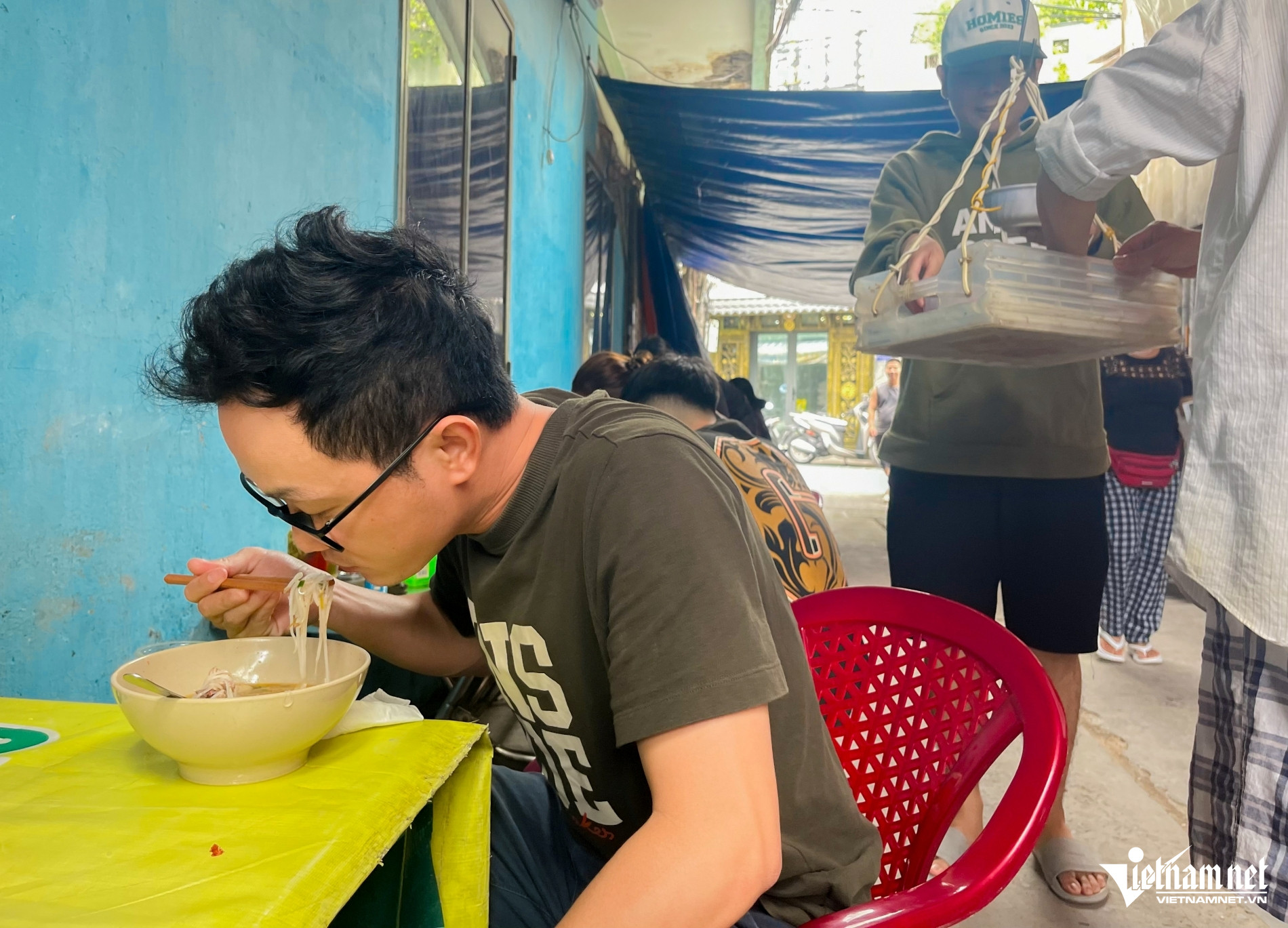 Khách vui vẻ thưởng thức tô hủ tiếu thả dây
