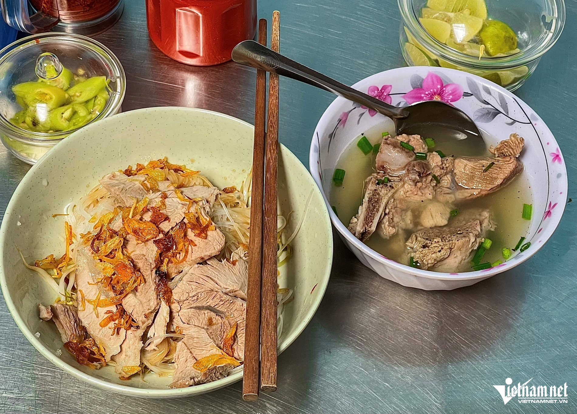 Hủ tiếu thả dây ăn kèm thịt và xương