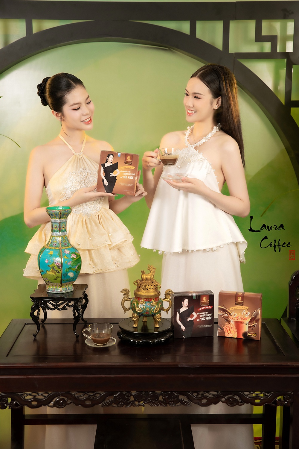img srchttps://cdn.eva.vn/upload/3-2024/images/2024-07-18/laura-coffee---ca-phe-hoa-hau-dau-tu-hoanh-trang-chao-don-thi-sinh-miss-grand-vietnam-2024-tra-2-1721267185-765-width1000height500.jpg width660 /br /
Các thí sinh vui vẻ thưởng thức những ly cà phê Laura Coffee đậm đà và sánh kẹo