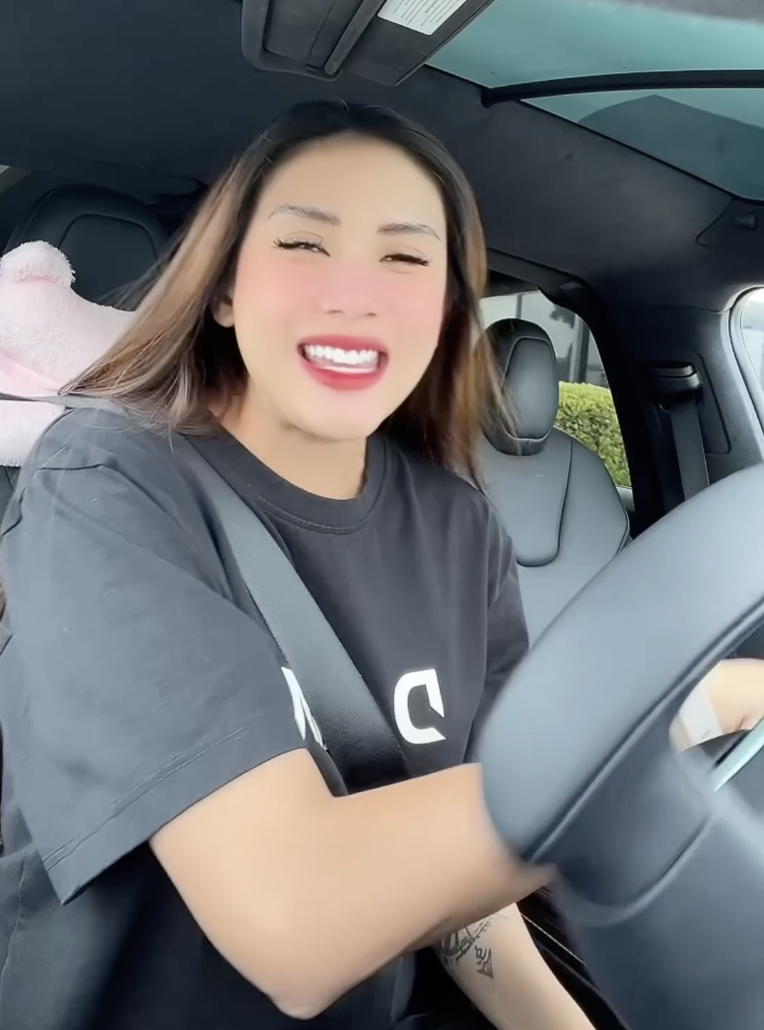 Võ Hoàng Yến đi khám thai một mình.