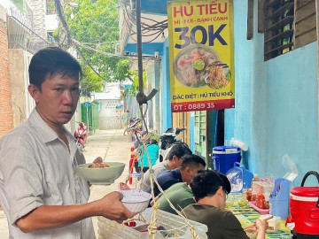 Độc lạ hủ tiếu "thả dây": Bà chủ lớn tiếng, khách vẫn tươi cười