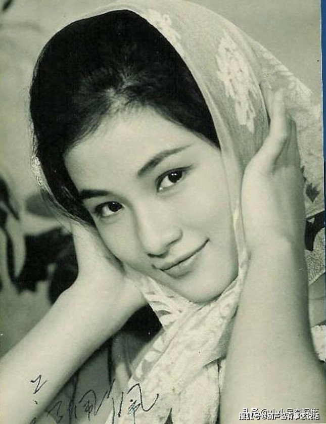 Nữ diễn viên có gương mặt đẹp khả ái, đôi mắt sáng thông minh nhưng cũng rất giỏi võ thuật.