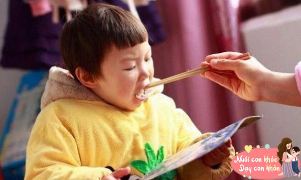 Bảo vệ quá mức, trẻ dần mất khả năng tự lập.