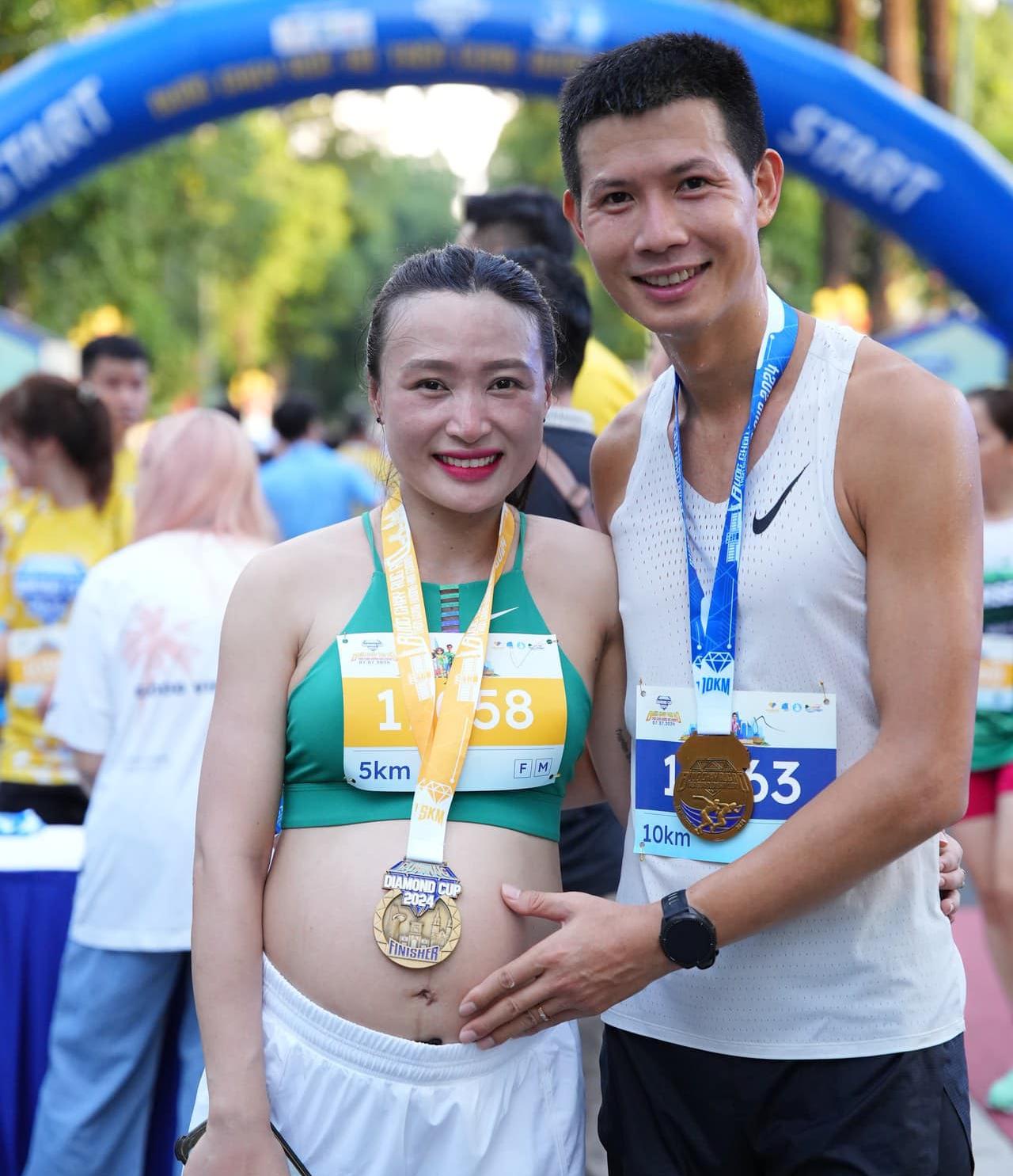 Hai vợ chồng chị Phạm Nga đều là những người chạy chuyên nghiệp.
