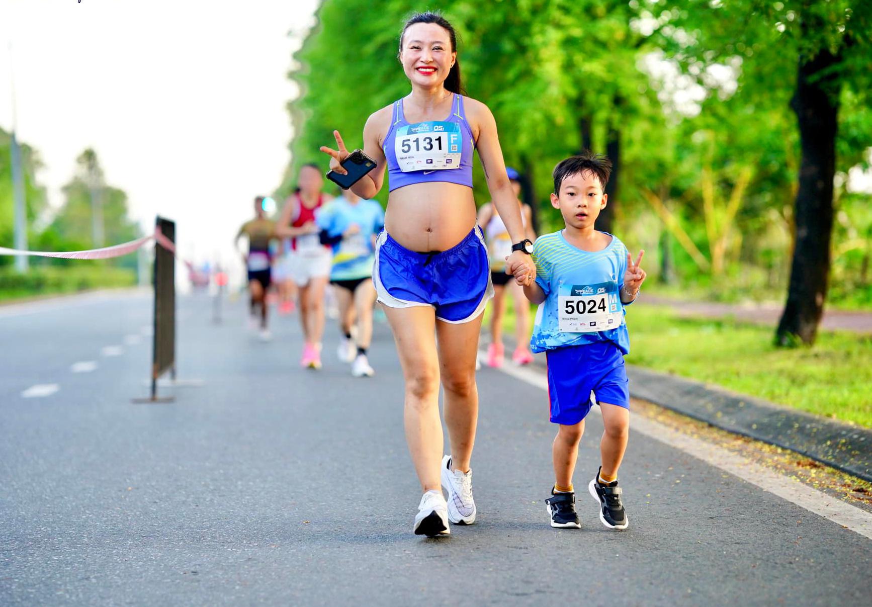 Bà mẹ “bế” bụng bầu 33 tuần chạy marathon vì muốn được cùng con nhận huy chương khi còn trong bụng - 3