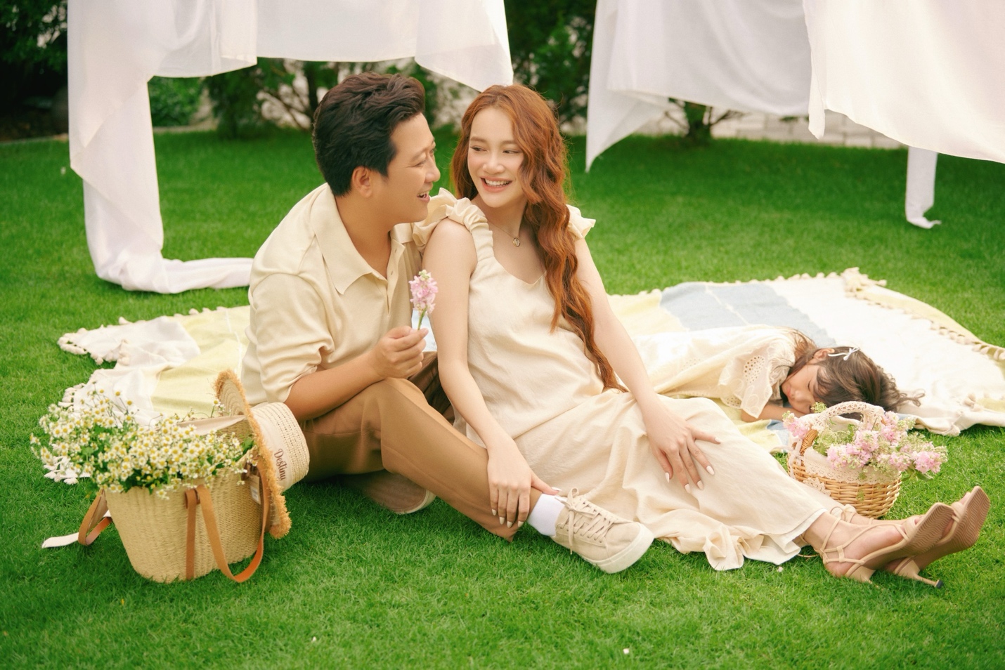 Nhã Phương chụp hình cùng chồng con lưu lại khoảnh khắc mang thai bé thứ 2.