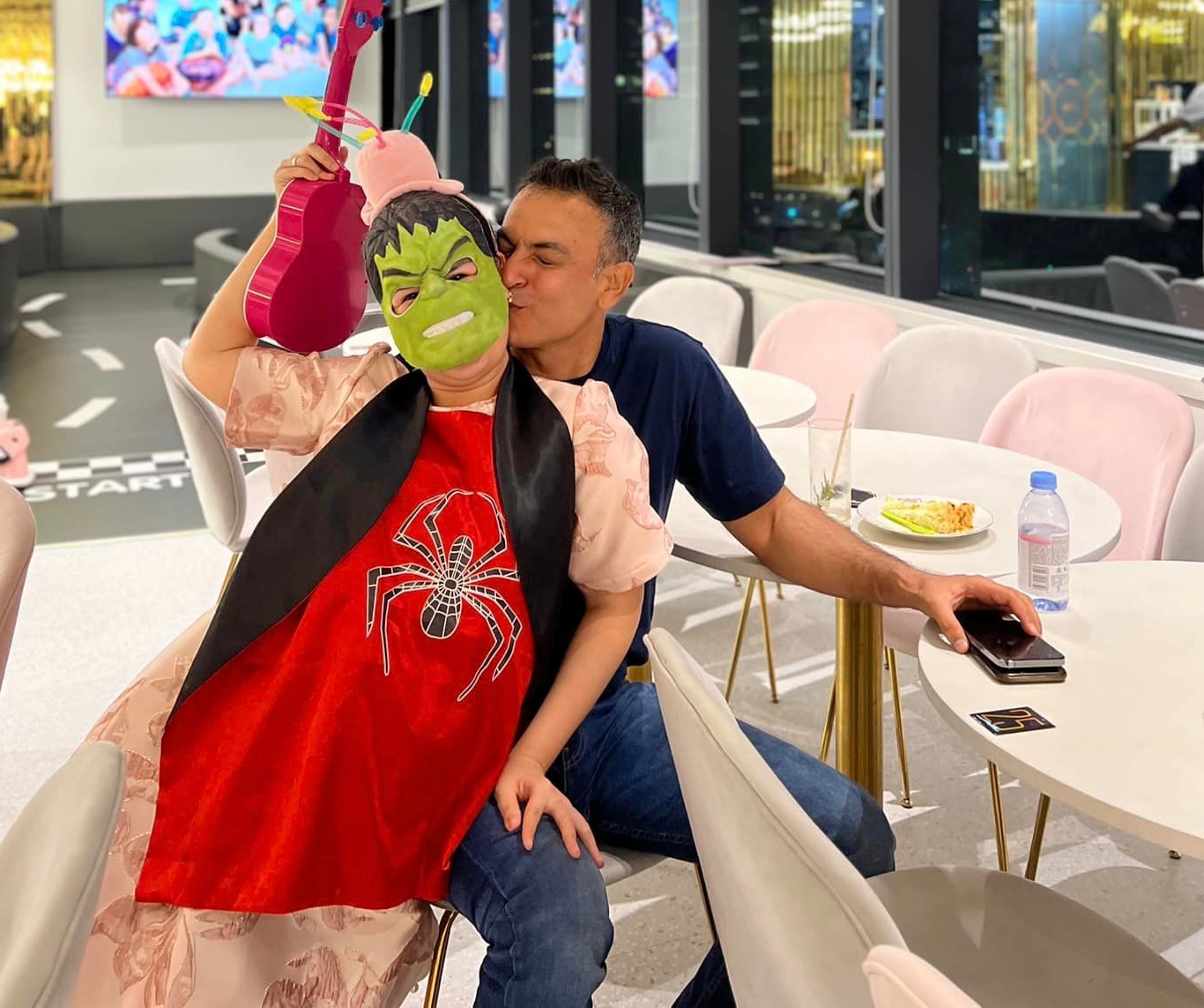 Võ Hạ Trâm luôn mang lại không khí vui vẻ trong gia đình.