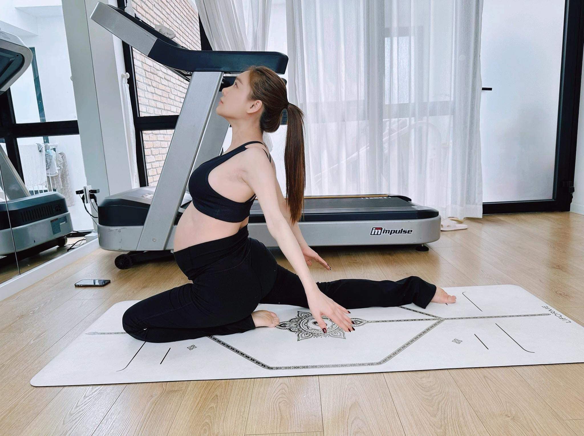 Trong thời gian mang thai, Nhã Phương vẫn duy trì tập yoga đều đặn.