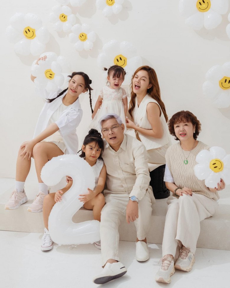 Sự vắng mặt của bạn trai Phạm Quỳnh Anh trong loạt ảnh gia đình khiến mọi người bàn tán. 